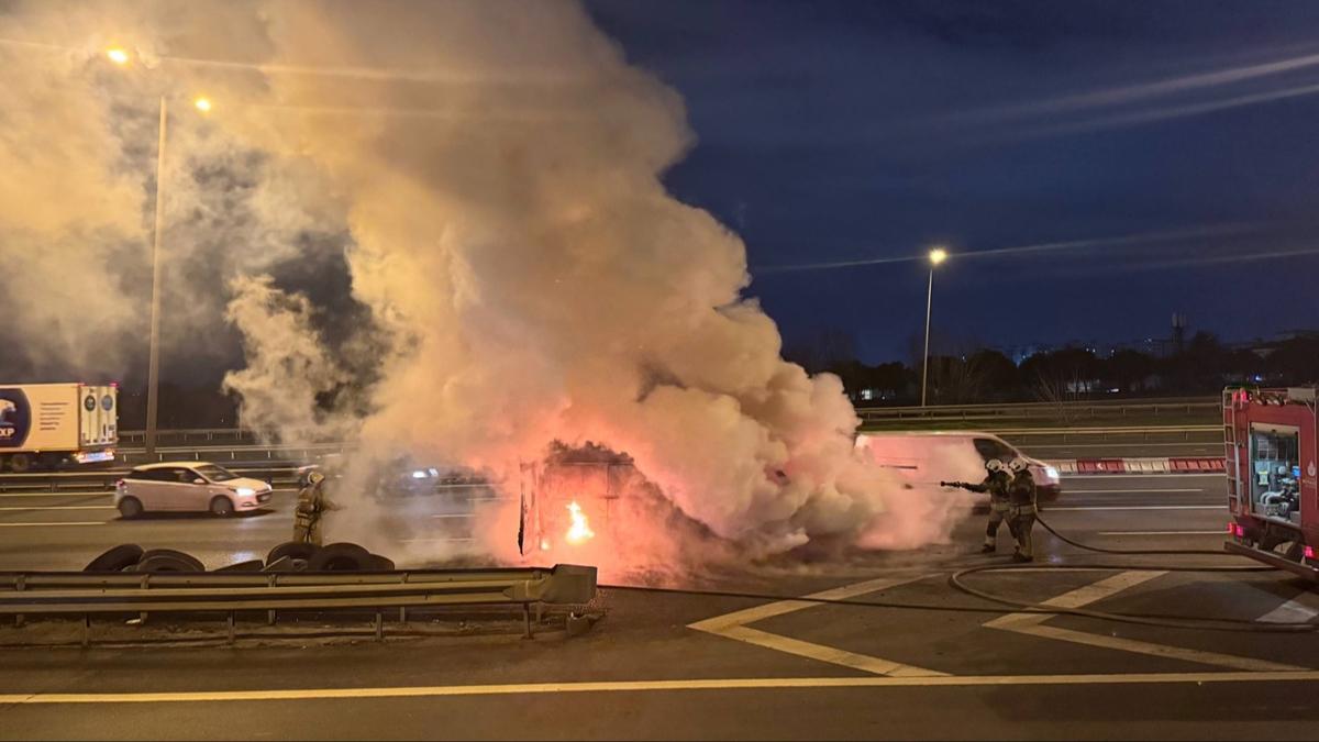 �stanbul'da feci olay! Seyir halindeki minib�ste alev topuna d�nd�