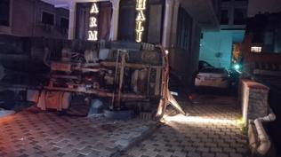 Park halindeki otomobilin �st�ne devrildi