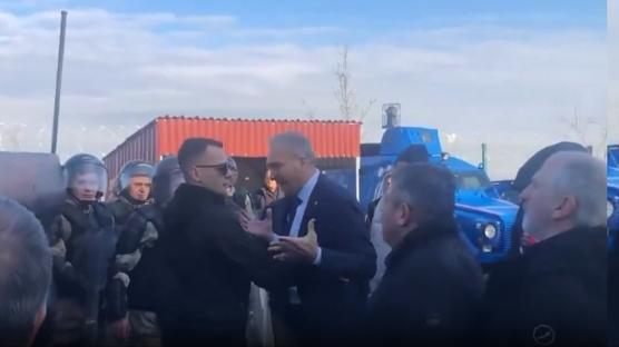 Hakaret ederek jandarman�n �zerine y�r�d�