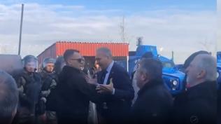 Hakaret ederek jandarman�n �zerine y�r�d�