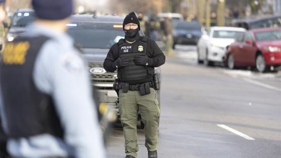 ABD'de tepki �eken m�dahaleler devam ediyor: Kad�n� cam k�rarak g�zalt�na ald�lar