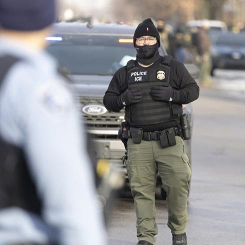 ABD'de tepki �eken m�dahaleler devam ediyor: Kad�n� cam k�rarak g�zalt�na ald�lar