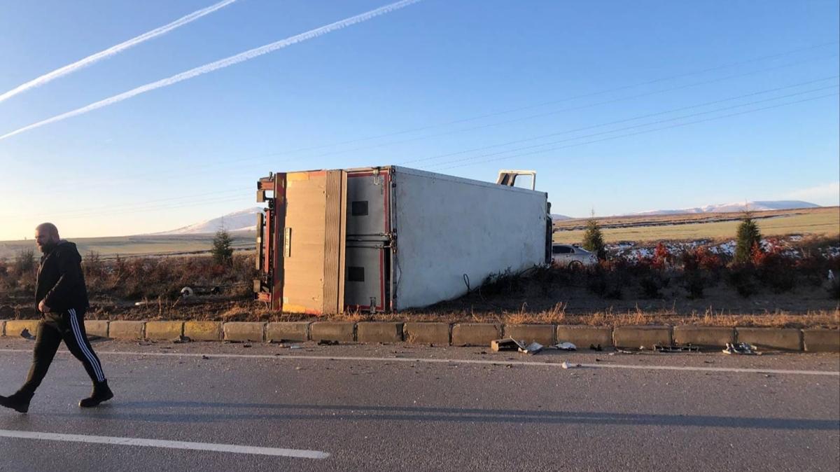 Afyonkarahisar yolunda feci �arp��ma: S�r�c� kurtar�lamad�