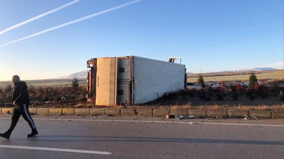 Afyonkarahisar yolunda feci �arp��ma: S�r�c� kurtar�lamad�