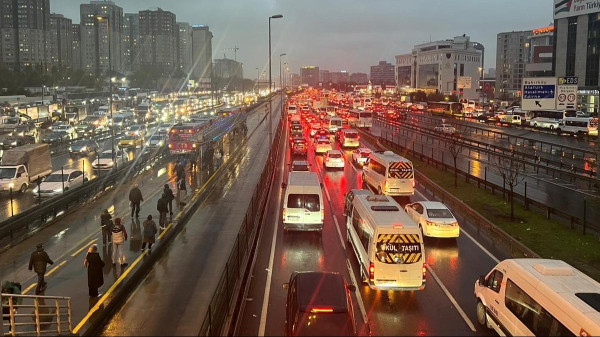 Ara tatil yo�unlu�u �stanbul trafi�ini kilitledi: Veriler payla��ld�