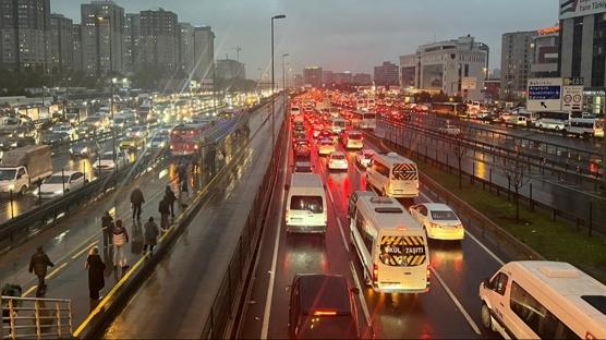 Ara tatil yo�unlu�u �stanbul trafi�ini kilitledi: Veriler payla��ld�