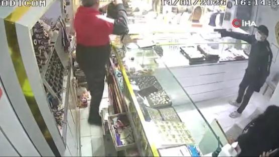 Bah�elievler'de dev soygun... 3 milyon liral�k alt�n� al�p ka�t�: O anlar kamerada