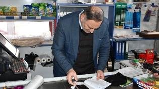 �erkezk�y'de bir hay�rsever, dar gelirli vatanda�lar�n bakkal bor�lar�n� �dedi