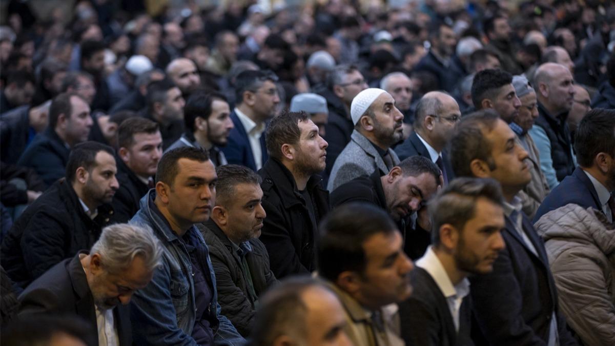 Cuma hutbesinde dikkat �eken mesaj: �stismarc�lar �slam'� kendi d���ncelerine hapsederler