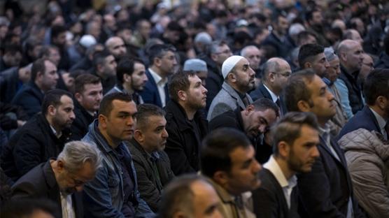 Cuma hutbesinde dikkat �eken mesaj: �stismarc�lar �slam'� kendi d���ncelerine hapsederler