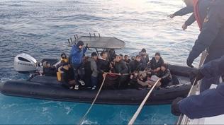 �zmir a��klar�nda d�zensiz g��men operasyonu: 19'u �ocuk 56 ki�i yakaland�