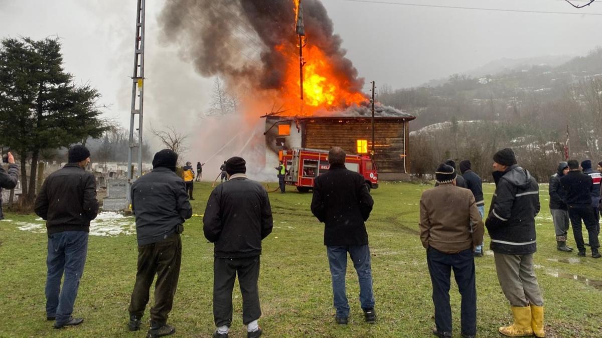 Karab�k'te tarihi cami alevlere teslim oldu