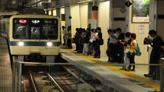 Tokyo'da elektrik kesintisi ula��m� fel� etti: Yolcular mahsur kald�