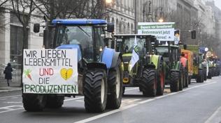 Berlin sokaklar�nda trakt�r� protesto: Tar�m politikalar�na kitlesel tepki