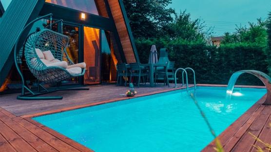 Bungalovda s�r �l�m! Gen� kad�n havuzda can verdi