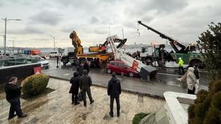 Facian�n e�i�inden d�n�ld�: Harem Sahil Yolu'nda ekskavat�r ara�lar�n �zerine d��t�