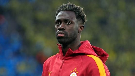 Galatasaray'dan Davinson Sanchez'e 100. ma� plaketi verildi