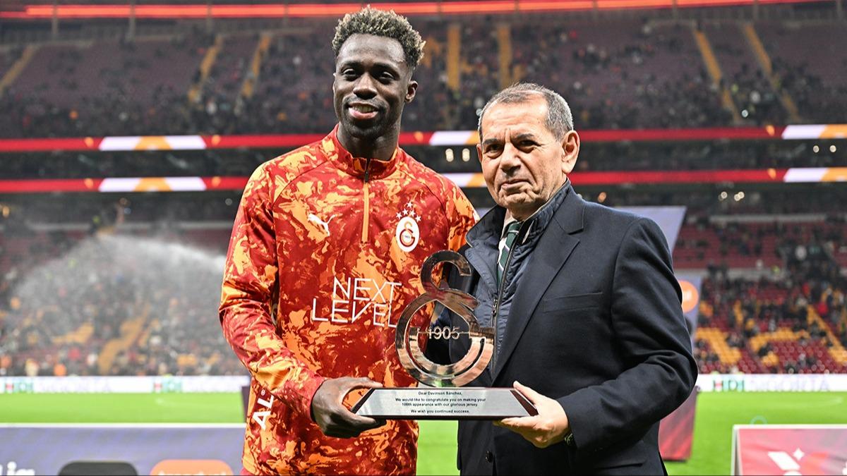 Galatasaray'dan Davinson Sanchez'e 100. ma� plaketi verildi