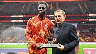 Galatasaray'dan Davinson Sanchez'e 100. ma� plaketi verildi