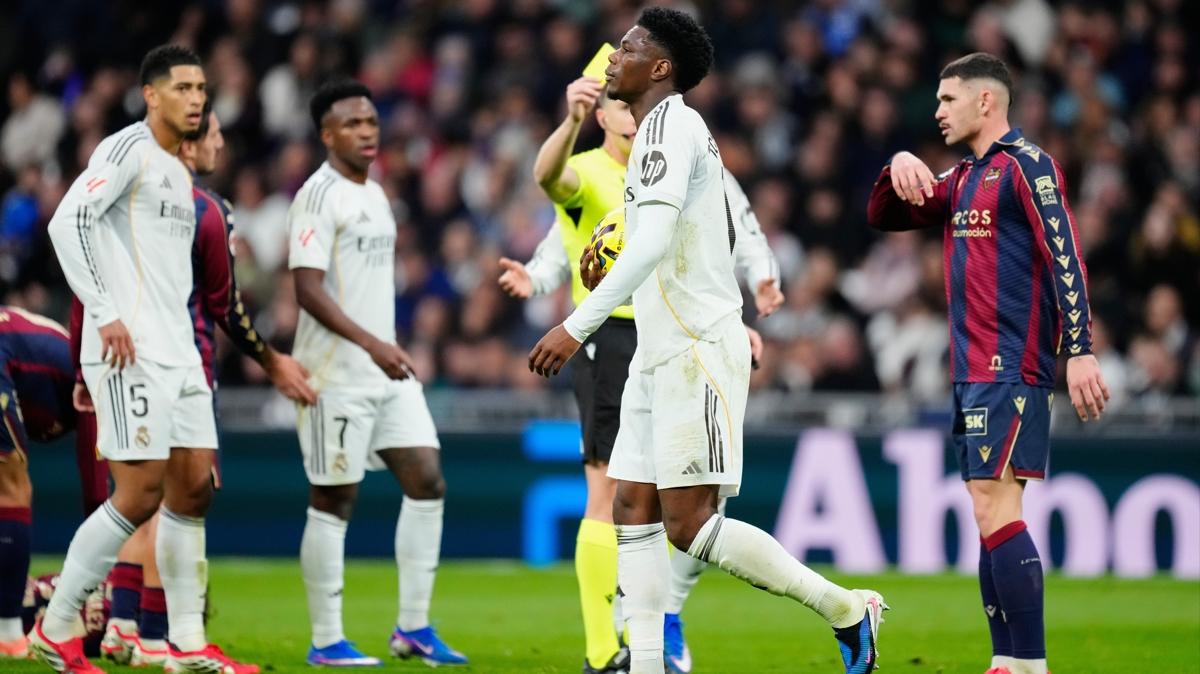 Real Madrid'de taraftarlar ayakland�