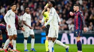 Real Madrid'de taraftarlar ayakland�