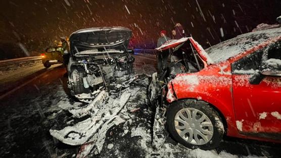 D�zce'de buzlanma kaza getirdi: 2 otomobil �arp��t�