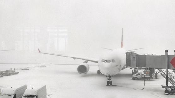 Kar f�rt�nas� hava trafi�ini de etkiledi... 38 u�u� iptal edildi