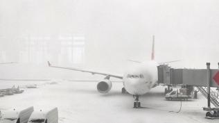 Kar f�rt�nas� hava trafi�ini de etkiledi... 38 u�u� iptal edildi