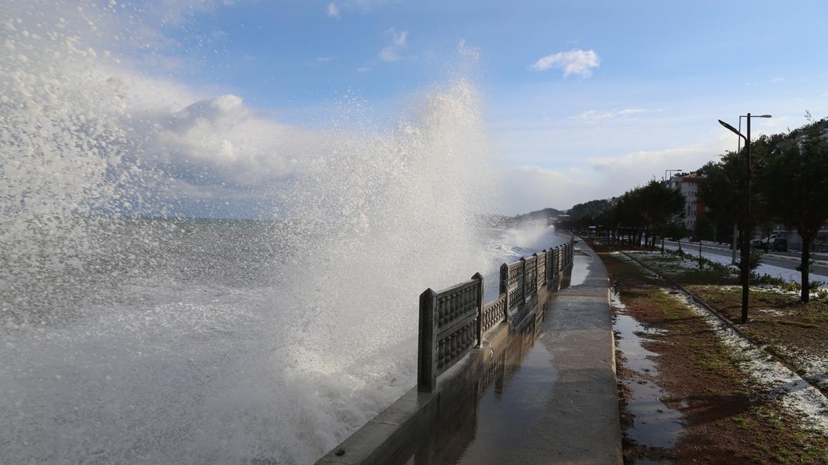 Karadeniz'in dalgalar� evleri tehdit ediyor