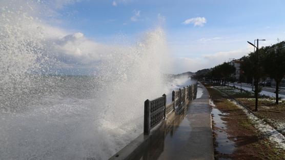 Karadeniz'in dalgalar� evleri tehdit ediyor