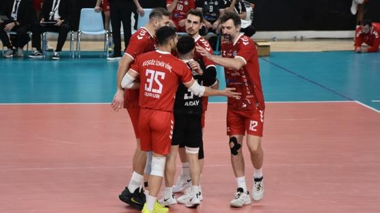 Ku�g�z �zmir Vin� Akku� Belediyespor, set vermeden galip