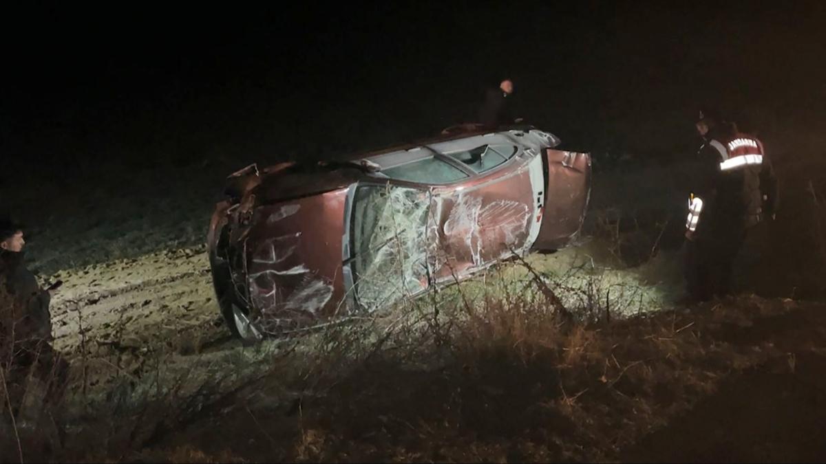 K�tahya'da tarlaya devrilen otomobildeki 1 ki�i �ld�, 1 ki�i yaraland�