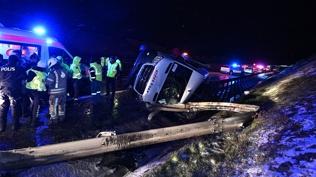 Kuzey �evre Otoyolu'nda servis minib�s� devrildi, 11 ki�i yaraland�