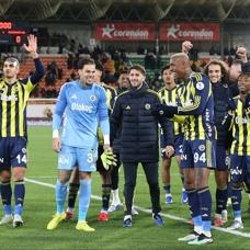 Olumsuz hava �artlar� Fenerbah�e'nin d�n���n� engelledi