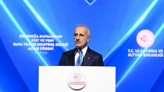 Esenbo�a'ya 3. pist... Bakan Uralo�lu: Yolcu say�m�z her ge�en y�l art�yor