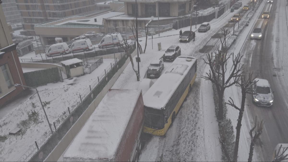 �stanbul'da kar ya���� trafi�i etkiledi! �ETT otob�sleri yolda kald�