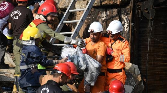 Pakistan'da AVM'de yang�n: �ok say�da �l� ve kay�p var