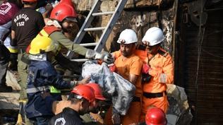 Pakistan'da AVM'de yang�n: �ok say�da �l� ve kay�p var