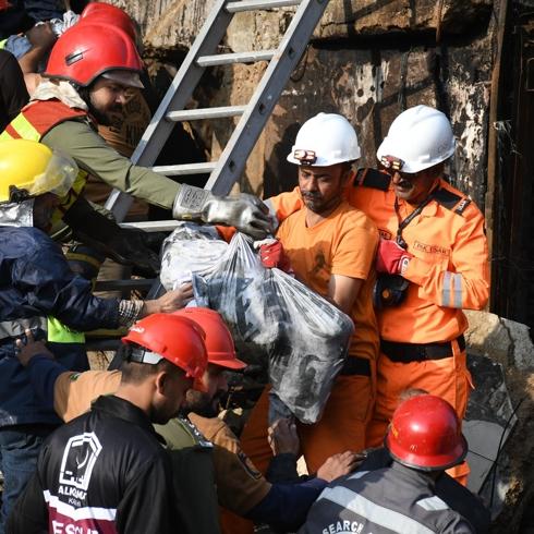 Pakistan'da AVM'de yang�n: �ok say�da �l� ve kay�p var