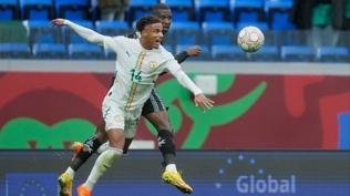 Senegalli 3 futbolcu hastaneye kald�r�ld�! Ismail Jakobs'tan olay a��klama