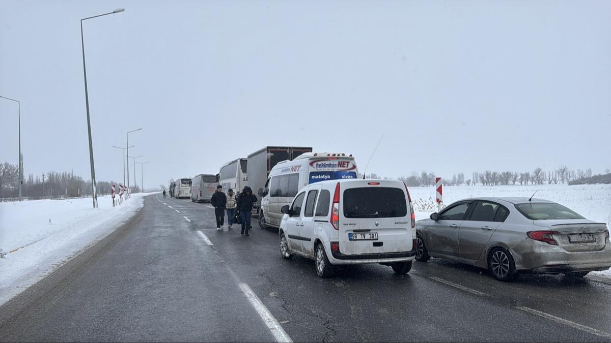 Sivas-Malatya kara yolu kar ve tipi nedeniyle ula��ma kapand�