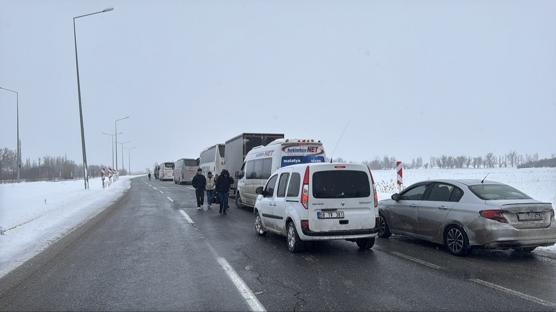 Sivas-Malatya kara yolu kar ve tipi nedeniyle ula��ma kapand�