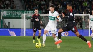 Afrika Kupas�'ndan d�nen Adams, Sevilla'y� kurtard�