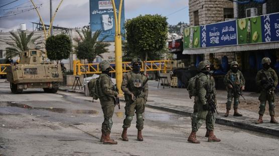 Bat� �eria'da soyk�r�mc� �srail zulm�: Filistinlilerin evlerine bask�n d�zenlendi