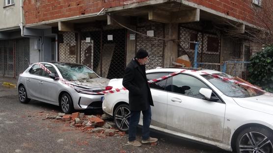 �stanbul'da balkon ��kt�: Ara�lar zarar g�rd�