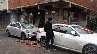 �stanbul'da balkon ��kt�: Ara�lar zarar g�rd�