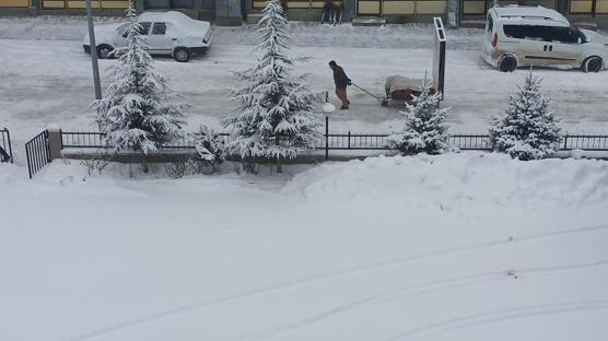 Kar kal�nl��� 15 santimetreye ula�t�: Ya��� etkisini s�rd�r�yor