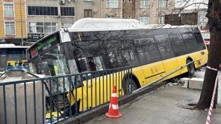 Ortal�k sava� alan�na d�nd�! Esenler'de �ETT otob�s� otoparka dald�