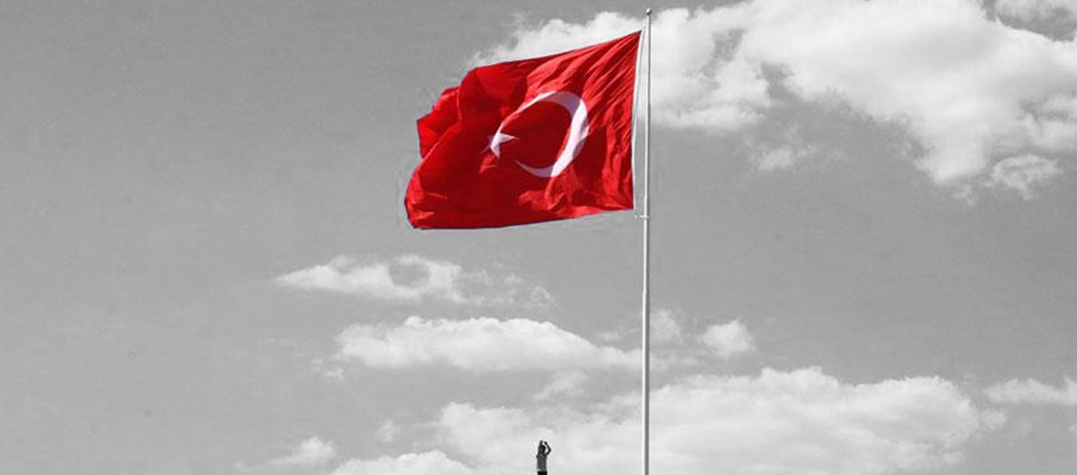 �anl� bayra��m�za hain sald�r�... Tepkiler pe� pe�e geldi: Hi�bir provokasyon cezas�z kalmayacak