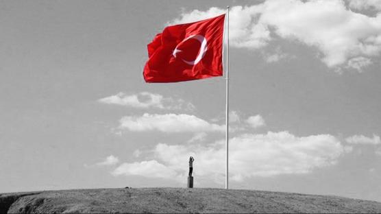 �anl� bayra��m�za hain sald�r�... Tepkiler pe� pe�e geldi: Hi�bir provokasyon cezas�z kalmayacak